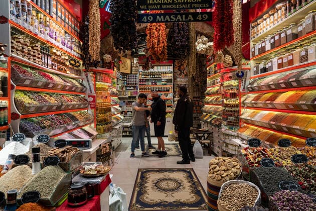 Economy In Turkey People do their shopping in the local bazaar in Istanbul, Turkey seen on October 22, 2021.Following the decrease in the interest rate, the Turkish lira fell to a new low against the US dollar and the Euro, reducing purchasing power. Istanbul Turkey  Copyright: xErhanxDemirtasx demirtas-notitle211022_nplCx