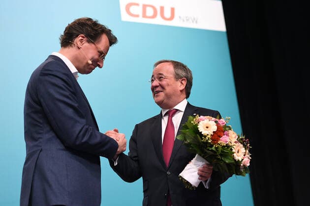 Bilder des Jahres 2021, News 10 Oktober News Themen der Woche KW42 43. Landesparteitag der CDU Nordrhein-Westfalen am 23.10.2021 in der Stadthalle in Bielefeld Hendrik Wüst ( Landesvorsitzender CDU Nordrhein-Westfalen ), links - Armin Laschet ( Ministerpräsident Nordrhein-Westfalen ), rechts *** 43 State Party Congress of the CDU North Rhine-Westphalia on 23 10 2021 in the Stadthalle in Bielefeld Hendrik Wüst State Chairman CDU North Rhine-Westphalia , left Armin Laschet Minister President North Rhine-Westphalia , right xRx