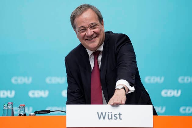 43. CDU Landesparteitag in Bielefeld Aktuell, 23.10.2021, Bielefeld, Armin Laschet Mitglied des Landtag Ministerpraesident des Landes Nordrhein-Westfalen und Vorsitzender der CDU Deutschlands macht Platz und tauscht das das Namenschild auf seinem Platz mit dem Namensschild von Hendrik Wuest aus, der naechsten Mittwoch zum Ministerpraesidenten von Nordrhein-Westfalen gewaehlt wird beim 43. Landesparteitag in Bielefeld Bielefeld Nordrhein-Westfalen Deutschland *** 43 CDU state party conference in Bielefeld News, 23 10 2021, Bielefeld, Armin Laschet Member of the State Parliament State Premier of North Rhine Westphalia and Chairman of the CDU of Germany makes way and exchanges the name badge on his seat with the name badge of Hendrik Wuest, w