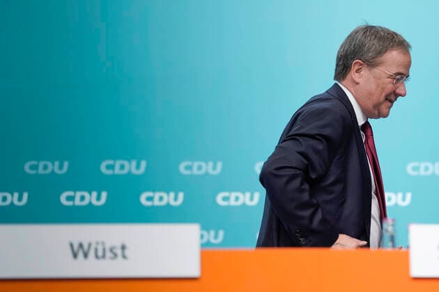 43. CDU Landesparteitag in Bielefeld Aktuell, 23.10.2021, Bielefeld, Armin Laschet Mitglied des Landtag Ministerpraesident des Landes Nordrhein-Westfalen und Vorsitzender der CDU Deutschlands macht Platz und tauscht das das Namenschild auf seinem Platz mit dem Namensschild von Hendrik Wuest aus, der naechsten Mittwoch zum Ministerpraesidenten von Nordrhein-Westfalen gewaehlt wird beim 43. Landesparteitag in Bielefeld Bielefeld Nordrhein-Westfalen Deutschland *** 43 CDU state party conference in Bielefeld News, 23 10 2021, Bielefeld, Armin Laschet Member of the State Parliament State Premier of North Rhine Westphalia and Chairman of the CDU of Germany makes way and exchanges the name badge on his seat with the name badge of Hendrik Wuest, w