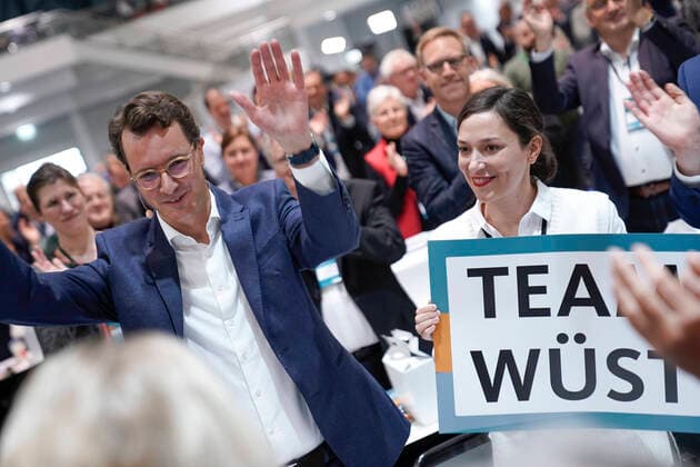 43. CDU Landesparteitag in Bielefeld Aktuell, 23.10.2021, Bielefeld, Hendrik Wuest Mitglied des Landtag Minister für Verkehr des Landes Nordrhein-Westfalen nach Bekanntgabe der gewonnen Wahl zum zukuenftigen Ministerpraesidenten von Nordrhein-Westfalen bei seiner Rede beim 43. Landesparteitag Bielefeld Nordrhein-Westfalen Deutschland *** 43 CDU state party conference in Bielefeld News, 23 10 2021, Bielefeld, Hendrik Wuest Member of the State Parliament Minister of Transport of the State of North Rhine Westphalia after announcing that he had won the election to become the future State Premier of North Rhine Westphalia during his speech at the 43 state party conference Bielefeld North Rhine Westphalia Germany