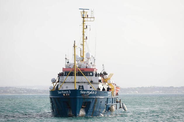 Bilder des Jahres 2021, News 10 Oktober News Themen der Woche KW42 News Bilder des Tages October 23, 2021, Pozzallo (Ragusa, Italy: Four hundred and six migrants disembark from the ONG ship Sea Watch 3 in Pozzallo, near Ragusa, Italy, 23 October 2021. ANSA FRANCESCO RUTA Pozzallo (Ragusa) Italy - ZUMAa110 20211023_zaf_a110_010 Copyright: xFrancescoxRutax