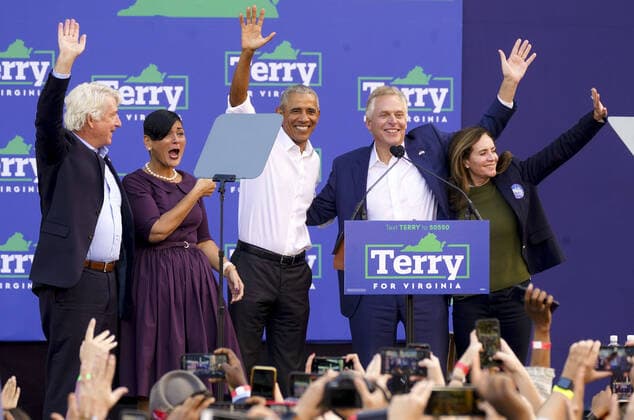 Bilder des Jahres 2021, News 10 Oktober News Themen der Woche KW42 News Bilder des Tages President Barack Obama campaigns for Virginia Democratic gubernatorial candidate Terry McAuliffe at the Compass patio in Richmond, Virginia on Saturday, October 23, 2021. Joining President Obama on stage is Democratic candidate for Attorney General Mark Herring, Democratic candidate for Lieutenant Governor Hala Ayala, and Dorothy McAuliffe. McAuliffe is running against Republican candidate Glenn Youngkin.  WAP20211023911 LEIGHxVOGEL