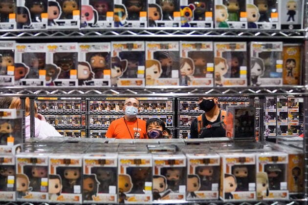 October 23, 2021, Toronto, on, Canada: An exhibitor helps a customer pick out a toy collectable at FAN EXPO Canada: LIMITED EDITION in Toronto on Saturday, Oct. 23, 2021. Toronto Canada  - ZUMAc35_ 20211023_zaf_c35_038 Copyright: xEvanxBuhlerx