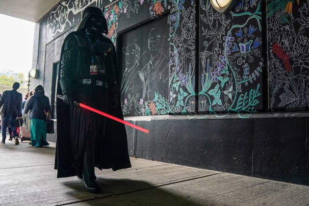 October 23, 2021, Toronto, on, Canada: A cosplayer dressed as Darth Vader walks along Lower Simcoe St to FAN EXPO Canada: LIMITED EDITION in Toronto on Saturday, Oct. 23, 2021. Toronto Canada  - ZUMAc35_ 20211023_zaf_c35_043 Copyright: xEvanxBuhlerx