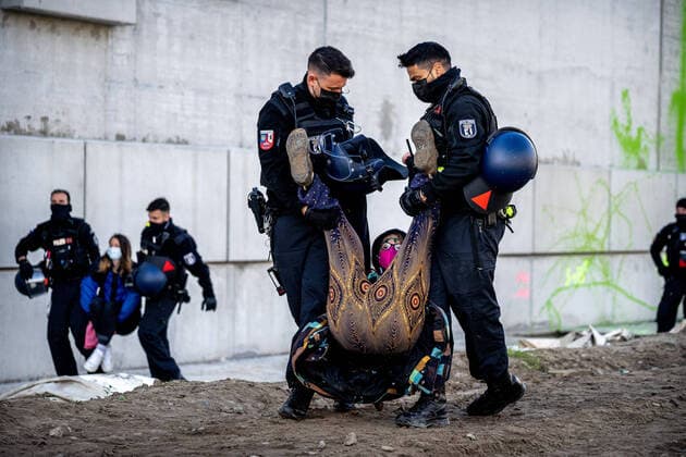 Bilder des Jahres 2021, News 10 Oktober News Themen der Woche KW42 News Bilder des Tages Blockade von der Baustelle der A100 Am 23.10.2021 wurde in Berlin die Baustelle der A100 vom Bündnis Gerechtigkeit Jetzt Blockiert. Die Aktivisten wurden daraufhin einzeln von der Polizei geräumt Berlin Berlin Deutschland Copyright: xAaronxKarasekxxxaal.photox