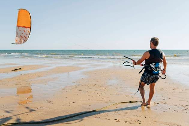 IMAGO Creative: Sommer Sport - Strand Man with kite on beach model released Symbolfoto JRVF01971