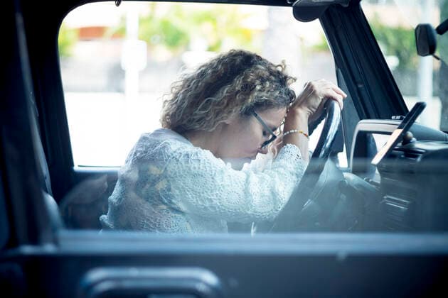 IMAGO Creative, Gesellschaft, Leisure Sickness Tired mature woman with curly hair sitting in car model released Symbolfoto SIPF02413