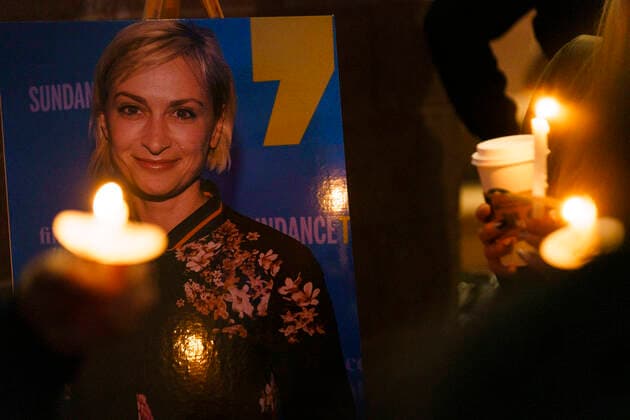 October 23, 2021, albuquerque, new mexico, USA: Members of a crowd hold up candles to remember Halyna Hutchins, after her death on the set of Rust, at the Albuquerque Civic Plaza on Saturday, Oct. 23, 2021. for the Albuquerque Journal albuquerque USA - ZUMAab1_ 20211023_zaf_ab1_010 Copyright: xNadavxSorokerx