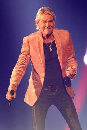 23.10.2021, Westfalenhalle, Dortmund, Florian Silbereisen praesentiert die TV-Schlagershow des Jahres, im Bild Matthias Reim Schlagerbooom 2021 Alles funkelt! Alles glitzert! *** 23 10 2021, Westfalenhalle, Dortmund, Florian Silbereisen presents the TV hit show of the year, in the picture Matthias Reim Schlagerbooom 2021 Everything sparkles Everything glitters
