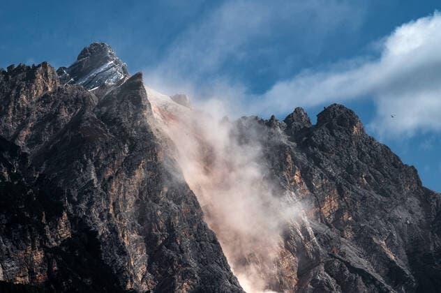 Tourismus Kunst Reisen Sport Olympia Italien Venedig 10.10.2021, Reisen Italien, Cortina dÕAmpezzo Provinz Belluno Venetien Skiort im Norden Italiens Austragungsort der Olympischen Winterspiele von 1956 Trampolino Olimpico Italia Olympische Skisprungschanze, gebaut 1955 für die Olympischen Winterspiele Olympiasieger Gold Antti Hyvärinen FIN Silber Aulis Kallakorpi FIN Harry Glaß DDR Bekannt ist die Skisprungschanze zudem durch den Film James Bond 007 Ð In tödlicher Mission, für den einige Szenen auf der Schanze gedreht wurden. Copyright Eberhard Thonfeld Cortina d Ampezzo Belluno Venetien Italien *** Tourism Art Travel Sports Olympics Italy Venice 10 10 2021, Travel Italy, Cortina dÕAmpezzo Province Belluno Veneto Ski resort in northern I