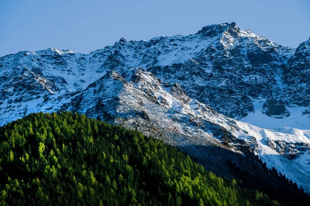 Tourismus Kunst Reisen Sport Olympia Italien Venedig 10.10.2021, Reisen Italien, Cortina dÕAmpezzo Provinz Belluno Venetien Skiort im Norden Italiens Austragungsort der Olympischen Winterspiele von 1956 Trampolino Olimpico Italia Olympische Skisprungschanze, gebaut 1955 für die Olympischen Winterspiele Olympiasieger Gold Antti Hyvärinen FIN Silber Aulis Kallakorpi FIN Harry Glaß DDR Bekannt ist die Skisprungschanze zudem durch den Film James Bond 007 Ð In tödlicher Mission, für den einige Szenen auf der Schanze gedreht wurden.ESSO Tankstelle an der Stada Stratale 51 mit Blick zur Schanze Copyright Eberhard Thonfeld Cortina d Ampezzo Belluno Venetien Italien *** Tourism Art Travel Sports Olympics Italy Venice 10 10 2021, Travel Italy, Cort