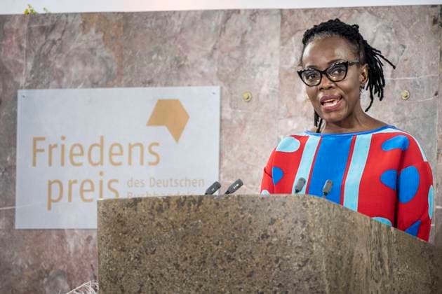 Bilder des Jahres 2021, Entertainment 10 Oktober Entertainment Themen der Woche KW42 Zum Abschluss der Frankfurter Buchmesse erhielt die Autorin Tsitsi Dangarembga (Foto) aus Simbabwe am Sonntag (24.10.2021) in der Frankfurter Paulskirche den Friedenspreis des Deutschen Buchhandels. Die 62-Jaehrige verbinde in ihrem kuenstlerischen Werk ein einzigartiges Erzaehlen mit einem universellen Blick, urteilte die Jury. Dangarembga sei deshalb nicht nur eine der wichtigsten Kuenstlerinnen ihres Landes, sondern auch eine weithin hoerbare Stimme Afrikas in der Gegenwartsliteratur . Der Friedenspreis ist mit 25.000 Euro dotiert. (Siehe epd-Meldung vom 24.10.2021) Tsitsi Dangarembga erhaelt Friedenspreis des Buchhandels *** At the end of the Frankfurt Book Fair, the author Tsitsi Dangarembga Foto from Zimbabwe received the Peace Prize Copyright: epd-bild ThomasxLohnes EDITORIAL USE ONLY