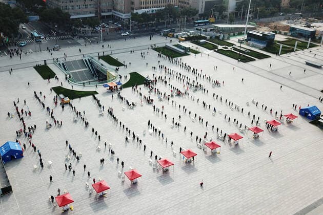 (211024) -- LANZHOU, Oct. 24, 2021 -- Aerial photo shows citizens queuing up to receive nucleic acid test at a testing site in Chengguan District of Lanzhou, northwest China s Gansu Province, Oct. 24, 2021. The Chengguan and Qilihe districts in Lanzhou have launched a second round of all-inclusive nucleic acid testing Sunday since new local COVID-19 infections were reported. ) CHINA-GANSU-LANZHOU-COVID-19-TESTING (CN) FanxPeishen 
