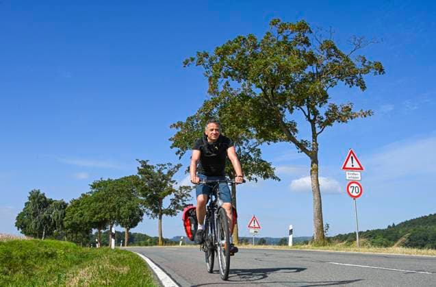 Radfahrer, Landstraße nahe Bad Pyrmont, Weserbergland, Niedersachsen, Deutschland
