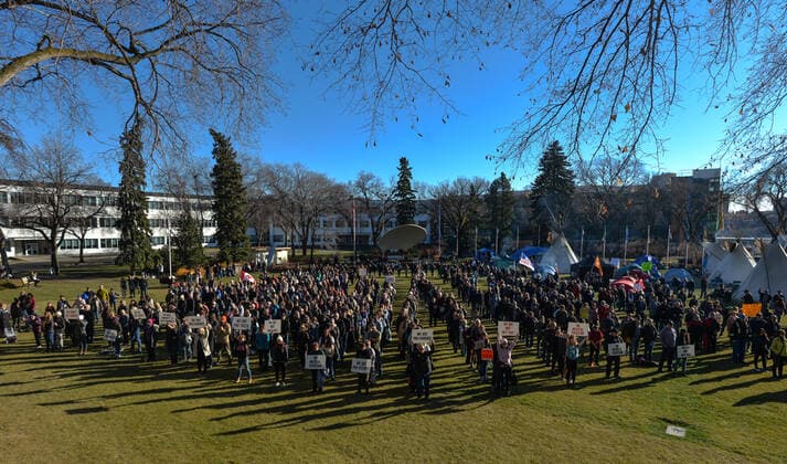Standing Together Against Mandatory Vaccines Protest In Edmonton Hundreds of Albertans gathered during a Silent Protest For Albertans Against Vaccine Mandates - a part of the Standing Together Against Mandatory Vaccines protest against forced vaccine mandates at the Alberta Legislative Grounds, joining a sit-in camp by members of the First Nations and their supporters who protest since the beginnin of October, to raise awareness of issues facing First Nations communities in Canada. On Sunday, 24 August 2021, in Alberta Legislature Grounds, Edmonton, Alberta, Canada. Edmonton Canada  Copyright: xArturxWidakx widak-standing211024_npZFl