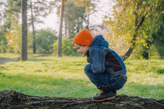 IMAGO Creative: NGO, Ausbildung für Kinder Boy hiking in autumn forest. Concepts of adventure, tourism for kids. Belarus, Mogilev Region, Belarus CR_PJWUOI211018-848117-01 ,model released, Symbolfoto