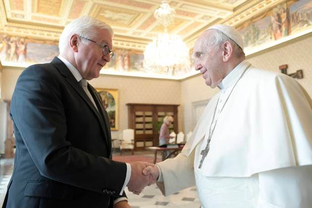 Bilder des Jahres 2021, News 10 Oktober News Themen der Woche KW43 News Bilder des Tages Italy, Rome, Vatican, 2021 10 25. Pope Francis meets Mr Frank Walter Steinmeier, President of the Federal Republic of Germany at the Vatican . Photograph by Vatican Media Catholic Press Photo RESTRICTED TO EDITORIAL USE - NO MARKETING - NO ADVERTISING CAMPAIGNS.  Copyright: xVATICANxMEDIAx xIPAx xVaticanxMediax