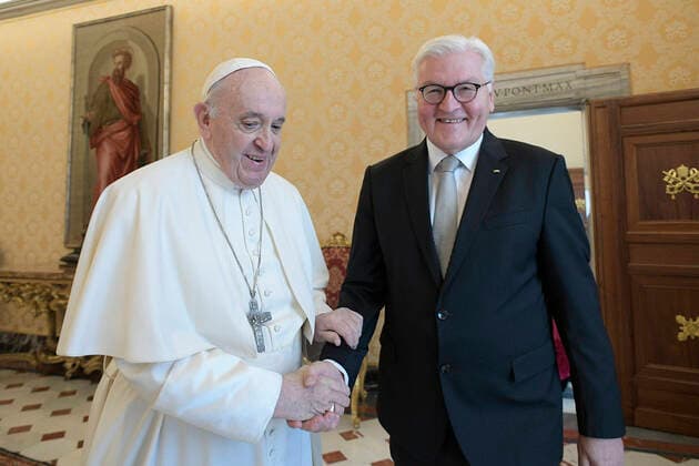 Italy, Rome, Vatican, 2021 10 25. Pope Francis meets Mr Frank Walter Steinmeier, President of the Federal Republic of Germany at the Vatican . Photograph by Vatican Media Catholic Press Photo RESTRICTED TO EDITORIAL USE - NO MARKETING - NO ADVERTISING CAMPAIGNS.  Copyright: xVATICANxMEDIAx xIPAx xVaticanxMediax