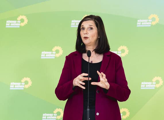 News Bilder des Tages Katrin Goering-Eckardt, Buendnis 90 Die Gruenen, gibt Journalisten ein Statement im Deutschen Bundestag in Berlin. 25.10.2021. Berlin Deutschland *** Katrin Goering Eckardt, Buendnis 90 Die Gruenen, gives a statement to journalists in the German Bundestag in Berlin 25 10 2021 Berlin Germany Copyright: xThomasxKoehler photothek.netx