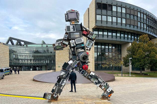 Bilder des Jahres 2021, Entertainment 10 Oktober Entertainment Themen der Woche KW43 Entertainment Bilder des Tages Wertgigant , eine sechs Meter hohe Skulptur aus Elektroschrott von dem Kölner Künstler HA Schult vor dem Düsseldorfer Landtag. *** Wertgigant , a six-metre-high sculpture made of electronic waste by the Cologne artist HA Schult in front of the Düsseldorf state parliament
