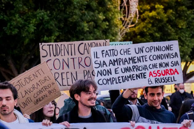 Italy: NO Greenpass demonstration in Naples Students, workers and unemployed people march through the streets of naples on 25 october 2021, to express their disagreement with the measures taken by the italian government to counter the spread of COVID-19 using the GREENPASS, chanting choruses against the government pointing to Mario Draghi President of the Council of Ministers of the Italian Republic as the person responsible DSCF0180 Copyright: xAntonioxBalascox