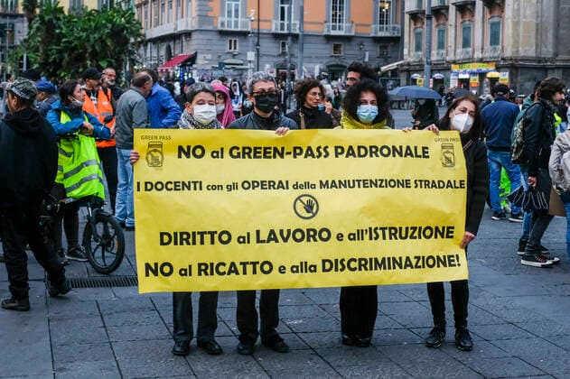 Italy: NO Greenpass demonstration in Naples Students, workers and unemployed people march through the streets of naples on 25 october 2021, to express their disagreement with the measures taken by the italian government to counter the spread of COVID-19 using the GREENPASS, chanting choruses against the government pointing to Mario Draghi President of the Council of Ministers of the Italian Republic as the person responsible DSCF9888 Copyright: xAntonioxBalascox