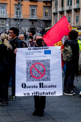 Italy: NO Greenpass demonstration in Naples Students, workers and unemployed people march through the streets of naples on 25 october 2021, to express their disagreement with the measures taken by the italian government to counter the spread of COVID-19 using the GREENPASS, chanting choruses against the government pointing to Mario Draghi President of the Council of Ministers of the Italian Republic as the person responsible DSCF9897 Copyright: xAntonioxBalascox