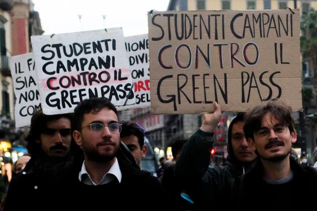 Italy: NO Greenpass demonstration in Naples Students, workers and unemployed people march through the streets of naples on 25 october 2021, to express their disagreement with the measures taken by the italian government to counter the spread of COVID-19 using the GREENPASS, chanting choruses against the government pointing to Mario Draghi President of the Council of Ministers of the Italian Republic as the person responsible DSCF9955 Copyright: xAntonioxBalascox