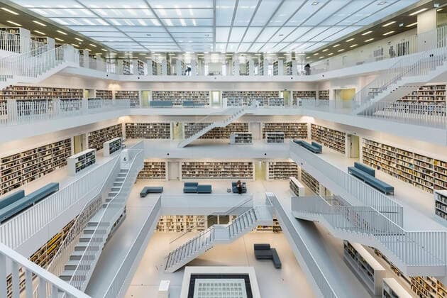 Zehn Jahre Stadtbibliothek am Mailänder Platz. Der vom koreanischen Architekten Eun Young Yi geplante Bau steht im Europaviertel auf dem Gelände des ehemaligen Güterbahnhofs Stuttgart. 25.10.2021: DEU, Deutschland, Baden-Württemberg, Stuttgart. *** Ten years of the municipal library at Mailänder Platz The building, designed by Korean architect Eun Young Yi, is located in the Europaviertel on the site of the former Stuttgart freight station 25 10 2021 DEU, Germany, Baden Württemberg, Stuttgart