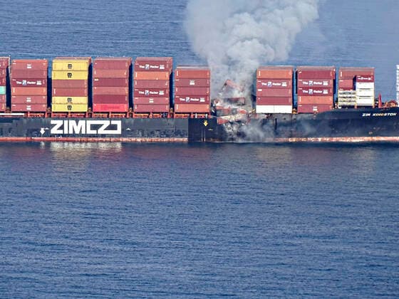STYLELOCATIONThe commercial cargo ship MV ZIM Kingston, burns after losing 40 shipping containers during transit in the Strait of Juan de Fuca October 23, 2021 near Victoria, British Columbia, Canada. The shipping containers were carrying potassium amylxanthate which ignited. Victoria Canada - ZUMAp138 20211023_zaa_p138_001 Copyright: xPo3xDiolandaxCaballero U.S.xCoasx