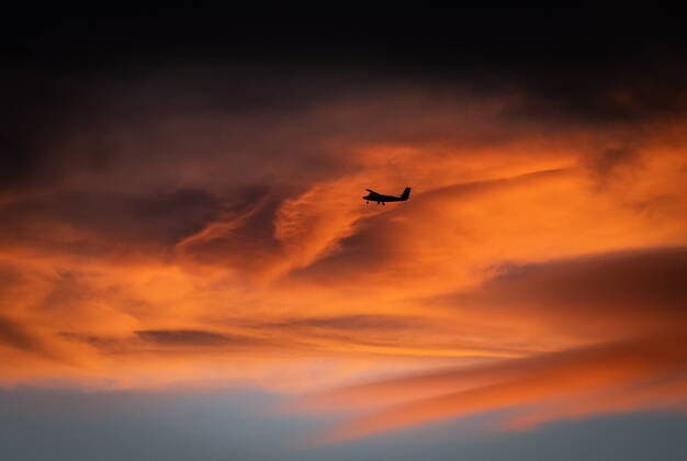 News Bilder des Tages October 25, 2021, Richmond, BC, Canada: A small plane takes off from Vancouver International Airport at sunset, in Richmond, B.C., Monday, Oct. 25, 2021. Richmond Canada  - ZUMAc35_ 20211025_zaf_c35_146 Copyright: xDarrylxDyckx