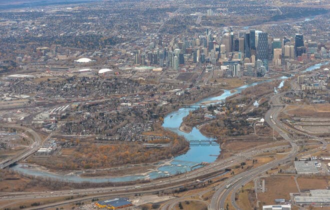 Calgary International Airport During COVID-19 Pandemic A general view of Calgary downtown seen from WestJet plane. On Monday, October 25, 2021, in Calgary International Airport, Calgary, Alberta, Canada. Calgary Canada  Copyright: xArturxWidakx widak-calgaryi211025_npu0t