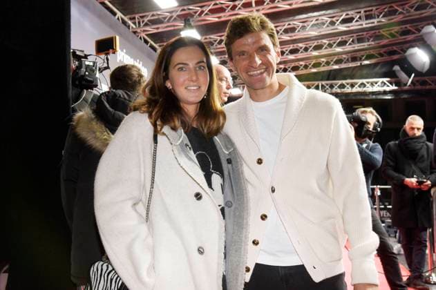 Thomas Müller mit Ehefrau Lisa Müller bei der Premiere der Amazon Original Serie FC Bayern - Behind the Legend in der Astor Film Lounge im Arri Kino. München, 25.10.2021 *** Thomas Müller with wife Lisa Müller at the premiere of the Amazon Original Series FC Bayern Behind the Legend in the Astor Film Lounge at the Arri Kino Munich, 25 10 2021. Foto:xS.xAdamx xFuturexImage