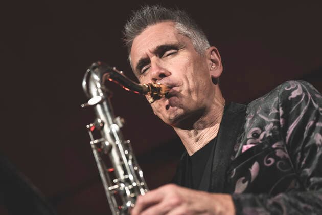 Curtis Stigers live in Odense, Denmark Odense, Denmark. 25th, October 2021. The American jazz singer, songwriter and saxophonist Curtis Stigers performs a live concert at Dexter in Odense. Odense Denmark  Copyright: xGonzalesxPhoto KentxRasmussenx