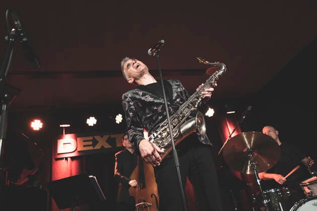 Curtis Stigers live in Odense, Denmark Odense, Denmark. 25th, October 2021. The American jazz singer, songwriter and saxophonist Curtis Stigers performs a live concert at Dexter in Odense. Odense Denmark  Copyright: xGonzalesxPhoto KentxRasmussenx