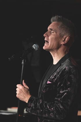 Curtis Stigers live in Odense, Denmark Odense, Denmark. 25th, October 2021. The American jazz singer, songwriter and saxophonist Curtis Stigers performs a live concert at Dexter in Odense. Odense Denmark  Copyright: xGonzalesxPhoto KentxRasmussenx