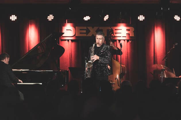 Curtis Stigers live in Odense, Denmark Odense, Denmark. 25th, October 2021. The American jazz singer, songwriter and saxophonist Curtis Stigers performs a live concert at Dexter in Odense. Odense Denmark  Copyright: xGonzalesxPhoto KentxRasmussenx