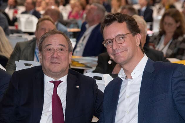 Hendrik WUEST, Wüst, CDU, Minister fuer Verkehr des Landes Nordrhein-Westfalen, CDU-Landesvorsitzender NRW, rechts, und Armin LASCHET, CDU, Ministerpraesident des Landes Nordrhein-Westfalen schauen einen Film ueber die Amtszeit von Armin Laschet, freut sich ueber das hohe Wahlergebnis, jubelt zu den Delegierten, 43. Landesparteitag der CDU Nordrhein-Westfalen in Bielefeld, 23.10.2021. *** Hendrik WUEST, Wüst, CDU, Minister for Transport of the State of North Rhine Westphalia, CDU State Chairman NRW, right, and Armin LASCHET, CDU, State Premier of the State of North Rhine Westphalia watch a film about the term of office of Armin Laschet, happy about the high election result, cheers to the delegates, 43 State Party Congress of the CDU North