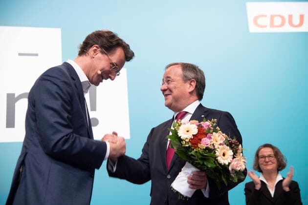 Hendrik WUEST, Wüst, CDU, Minister fuer Verkehr des Landes Nordrhein-Westfalen, CDU-Landesvorsitzender NRW, freut sich ueber das hohe Wahlergebnis, rechts gratuliert Armin LASCHET, CDU, Ministerpraesident des Landes Nordrhein-Westfalen mit einem Blumenstrauss, 43. Landesparteitag der CDU Nordrhein-Westfalen in Bielefeld, 23.10.2021. *** Hendrik WUEST, Wüst, CDU, Minister for Transport of the State of North Rhine-Westphalia, CDU State Chairman NRW, is pleased about the high election result, on the right congratulates Armin LASCHET, CDU, State Premier of the State of North Rhine-Westphalia with a bouquet of flowers, 43 State Party Congress of the CDU North Rhine-Westphalia in Bielefeld, 23 10 2021