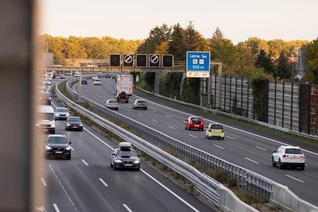 Symbolbild Tempolimit. Blick von einer Autobahnbrücke bei Hannover, Sicht auf Straßenschild: Ende aller Streckenverbote, gesehen bei Hannover. Deutschland, Niedersachsen, Region Hannover, 25.10.2021 *** Symbolic image speed limit view from a motorway bridge near Hannover, view on road sign end of all speed bans, seen near Hannover Germany, Lower Saxony, region Hannover, 25 10 2021
