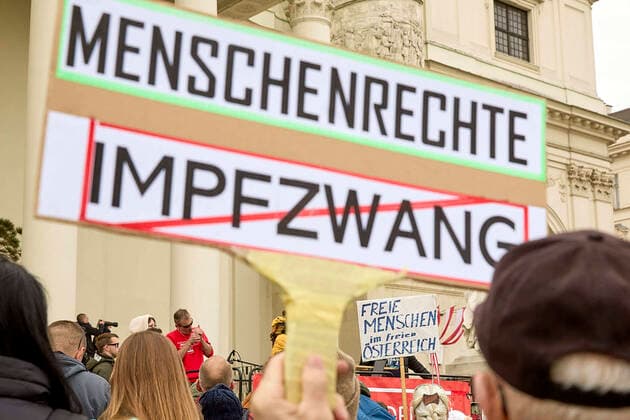 - Wien 26.10.2021 - Coronavirus Krise - Heute, am österreichischen Nationalfeiertag, kam es in Wien zu einer weiteren Demonstration gegen die Coronamaßnehmen der Regierung. PHOTO: Einige hundert Demonstranten fanden sich am Karlsplatz und im Resselpark ein um u.a. gegen Impfzwang und die 3G Regeln am Arbeitsplatz zu protestieren. Vienna, Austria - Coronavirus Crisis - Today, on the Austrian national holiday, there was another demonstration in Vienna against the government s corona measures. PHOTO: A few hundred demonstrators gathered at Karlsplatz and Resselpark to protest, among other things, against mandatory vaccinations and the 3G rules at work. Anti Coronamassnahmen Demonstration