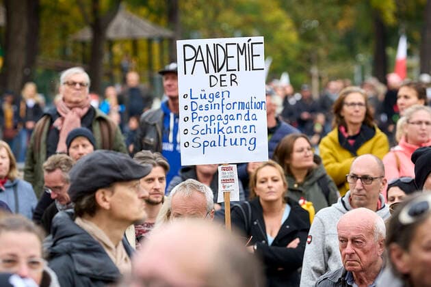 - Wien 26.10.2021 - Coronavirus Krise - Heute, am österreichischen Nationalfeiertag, kam es in Wien zu einer weiteren Demonstration gegen die Coronamaßnehmen der Regierung. PHOTO: Einige hundert Demonstranten fanden sich am Karlsplatz und im Resselpark ein um u.a. gegen Impfzwang und die 3G Regeln am Arbeitsplatz zu protestieren. Vienna, Austria - Coronavirus Crisis - Today, on the Austrian national holiday, there was another demonstration in Vienna against the government s corona measures. PHOTO: A few hundred demonstrators gathered at Karlsplatz and Resselpark to protest, among other things, against mandatory vaccinations and the 3G rules at work. Anti Coronamassnahmen Demonstration
