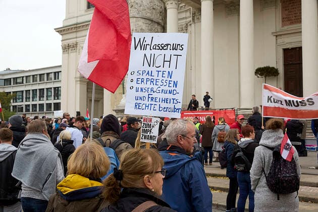 - Wien 26.10.2021 - Coronavirus Krise - Heute, am österreichischen Nationalfeiertag, kam es in Wien zu einer weiteren Demonstration gegen die Coronamaßnehmen der Regierung. PHOTO: Einige hundert Demonstranten fanden sich am Karlsplatz und im Resselpark ein um u.a. gegen Impfzwang und die 3G Regeln am Arbeitsplatz zu protestieren. Vienna, Austria - Coronavirus Crisis - Today, on the Austrian national holiday, there was another demonstration in Vienna against the government s corona measures. PHOTO: A few hundred demonstrators gathered at Karlsplatz and Resselpark to protest, among other things, against mandatory vaccinations and the 3G rules at work. Anti Coronamassnahmen Demonstration