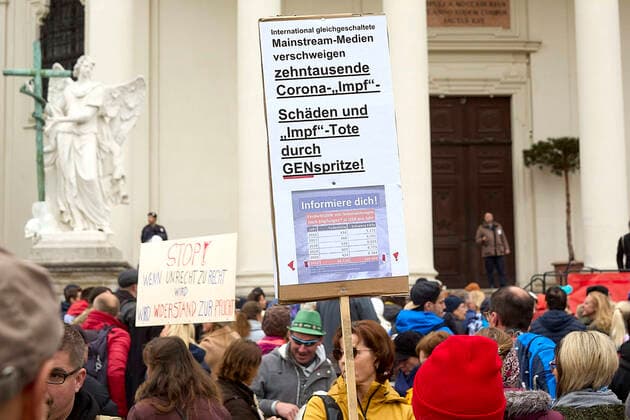 - Wien 26.10.2021 - Coronavirus Krise - Heute, am österreichischen Nationalfeiertag, kam es in Wien zu einer weiteren Demonstration gegen die Coronamaßnehmen der Regierung. PHOTO: Einige hundert Demonstranten fanden sich am Karlsplatz und im Resselpark ein um u.a. gegen Impfzwang und die 3G Regeln am Arbeitsplatz zu protestieren. Vienna, Austria - Coronavirus Crisis - Today, on the Austrian national holiday, there was another demonstration in Vienna against the government s corona measures. PHOTO: A few hundred demonstrators gathered at Karlsplatz and Resselpark to protest, among other things, against mandatory vaccinations and the 3G rules at work. Anti Coronamassnahmen Demonstration