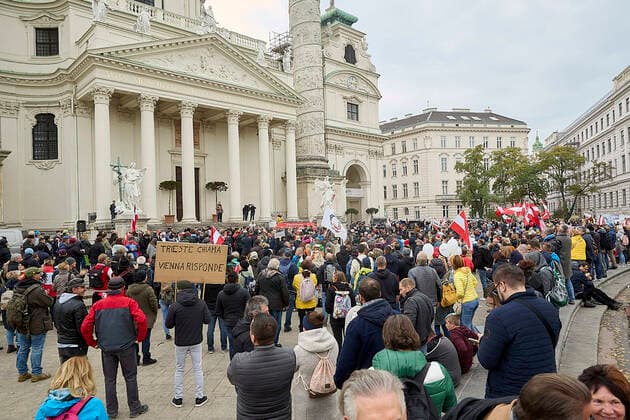 - Wien 26.10.2021 - Coronavirus Krise - Heute, am österreichischen Nationalfeiertag, kam es in Wien zu einer weiteren Demonstration gegen die Coronamaßnehmen der Regierung. PHOTO: Einige hundert Demonstranten fanden sich am Karlsplatz und im Resselpark ein um u.a. gegen Impfzwang und die 3G Regeln am Arbeitsplatz zu protestieren. Vienna, Austria - Coronavirus Crisis - Today, on the Austrian national holiday, there was another demonstration in Vienna against the government s corona measures. PHOTO: A few hundred demonstrators gathered at Karlsplatz and Resselpark to protest, among other things, against mandatory vaccinations and the 3G rules at work. Anti Coronamassnahmen Demonstration