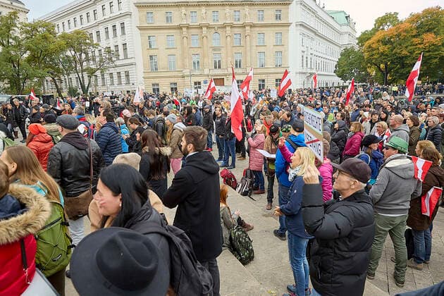 - Wien 26.10.2021 - Coronavirus Krise - Heute, am österreichischen Nationalfeiertag, kam es in Wien zu einer weiteren Demonstration gegen die Coronamaßnehmen der Regierung. PHOTO: Einige hundert Demonstranten fanden sich am Karlsplatz und im Resselpark ein um u.a. gegen Impfzwang und die 3G Regeln am Arbeitsplatz zu protestieren. Vienna, Austria - Coronavirus Crisis - Today, on the Austrian national holiday, there was another demonstration in Vienna against the government s corona measures. PHOTO: A few hundred demonstrators gathered at Karlsplatz and Resselpark to protest, among other things, against mandatory vaccinations and the 3G rules at work. Anti Coronamassnahmen Demonstration