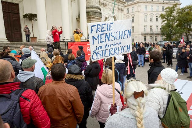 - Wien 26.10.2021 - Coronavirus Krise - Heute, am österreichischen Nationalfeiertag, kam es in Wien zu einer weiteren Demonstration gegen die Coronamaßnehmen der Regierung. PHOTO: Einige hundert Demonstranten fanden sich am Karlsplatz und im Resselpark ein um u.a. gegen Impfzwang und die 3G Regeln am Arbeitsplatz zu protestieren. Vienna, Austria - Coronavirus Crisis - Today, on the Austrian national holiday, there was another demonstration in Vienna against the government s corona measures. PHOTO: A few hundred demonstrators gathered at Karlsplatz and Resselpark to protest, among other things, against mandatory vaccinations and the 3G rules at work. Anti Coronamassnahmen Demonstration