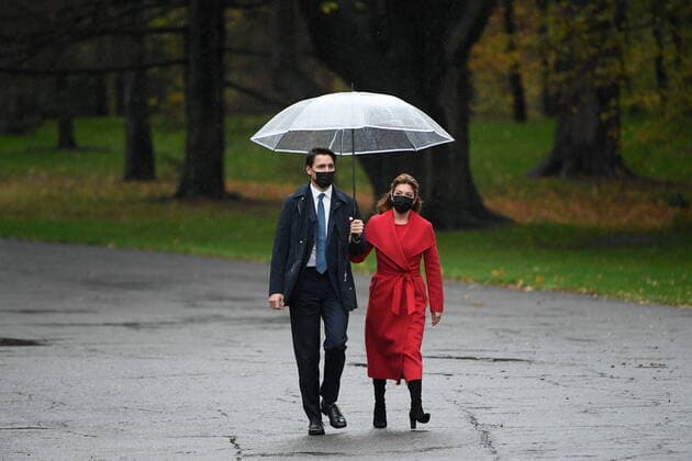 October 26, 2021, Ottawa, ON, Canada: Prime Minister Justin Trudeau and Sophie Gregoire Trudeau arrive for the cabinet swearing-in ceremony at Rideau Hall in Ottawa, Tuesday, Oct.26, 2021 Ottawa Canada  - ZUMAc35_ 20211026_zaf_c35_011 Copyright: xAdrianxWyldx