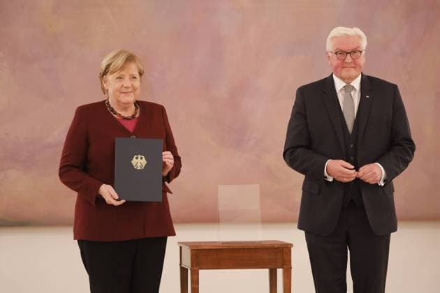 Bilder des Jahres 2021, News 10 Oktober News Themen der Woche KW43 News Bilder des Tages Bundeskanzlerin Angela Merkel, Bundespräsident Frank-Walter Steinmeier, Deutschland, Berlin, Schloss Bellevue, Entlassung der Bundeskanzlerin und der Mitglieder der Bundesregierung am Dienstag, 26. Oktober 2021 *** German Chancellor Angela Merkel, German President Frank Walter Steinmeier, Germany, Berlin, Bellevue Palace, Dismissal of the Chancellor and members of the German government on Tuesday, October 26, 2021.